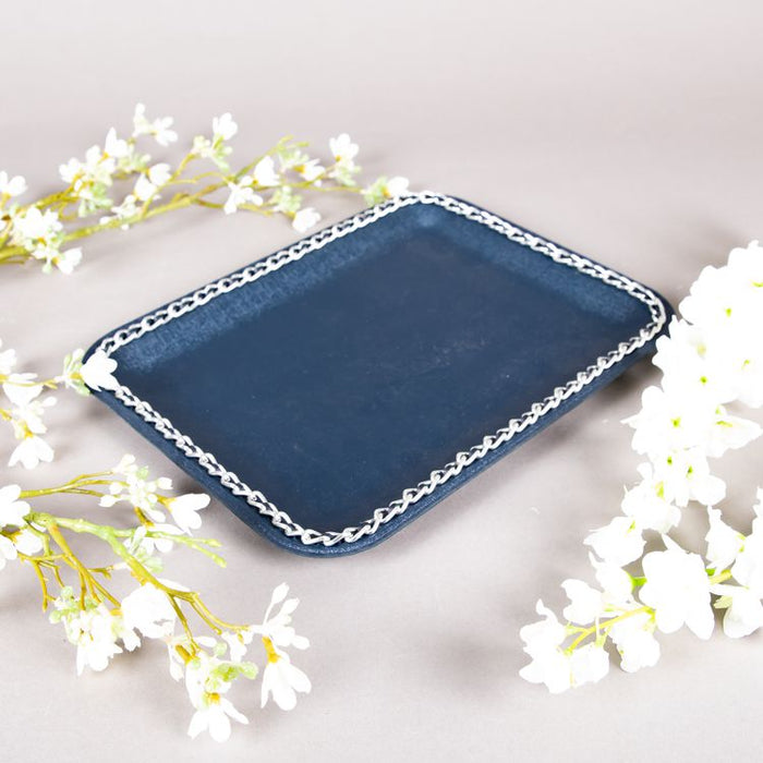 SMALL PLASTIC TRAY W/METAL/SILVER CHAIN 25CM BY 33CM (202107384)